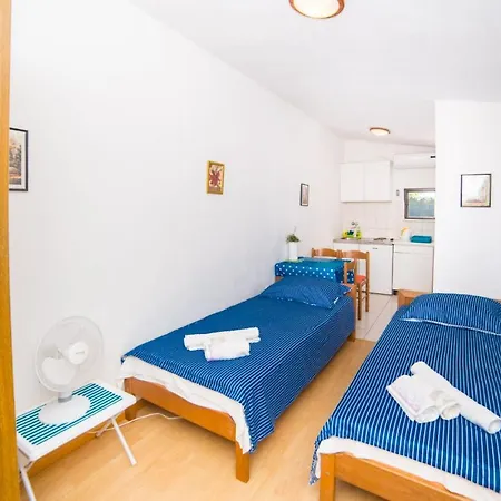 Apartment For Two Close To Sea Promajna